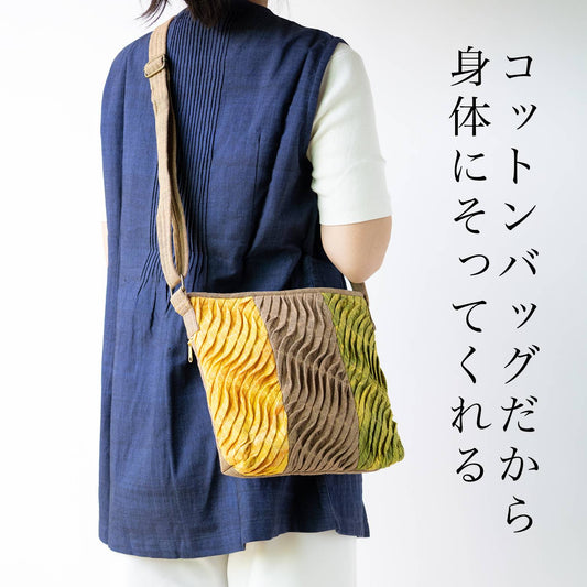 3つの手織り生地をピンタックしてパッチワークしたポシェット