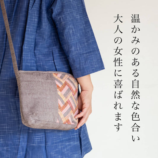 細かいパッチワークと無地の小さめポシェット