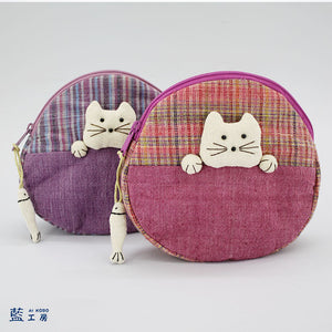 ねこが見ているポーチ