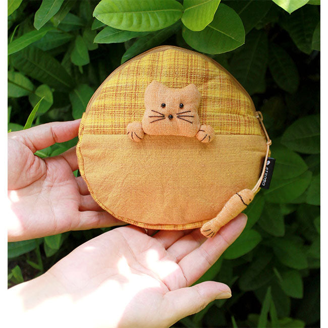 ねこが見ているポーチ