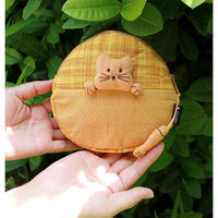 ねこが見ているポーチ