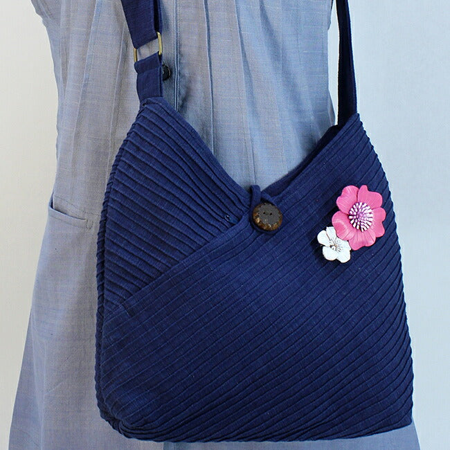 本革花びらブローチL6cm