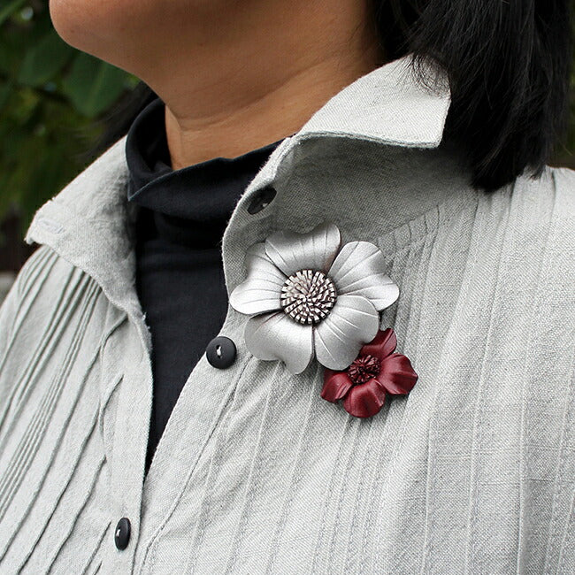 本革花びらブローチS3.7cm